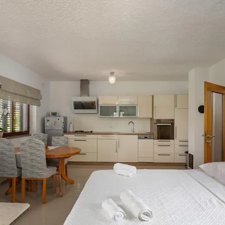 By The Sea - Cuskijas, Novigrad - 6306 *